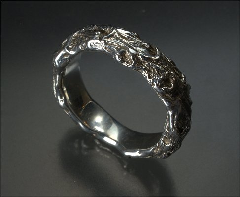 Bewerkte zilveren ring.